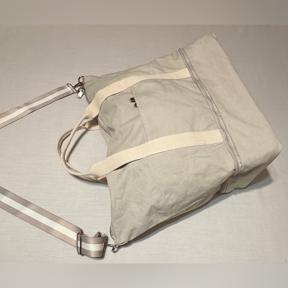 Lo & Sons NWOT Catalina Deluxe Canvas Duffel Tote Bag with Shoe Compartment - Picture 2 of 11